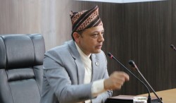 एक घण्टाभित्रमा श्रम स्वीकृति दिने व्यवस्था गर्न श्रममन्त्री अर्यालको निर्देशन